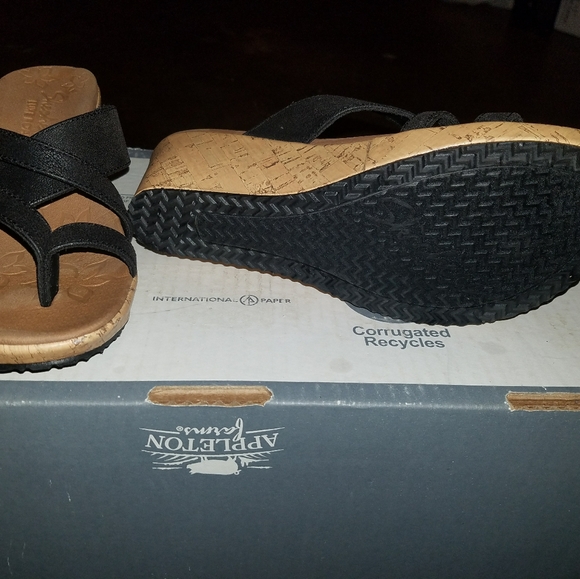 Skechers Luxe Foam sandles - Picture 3 of 3